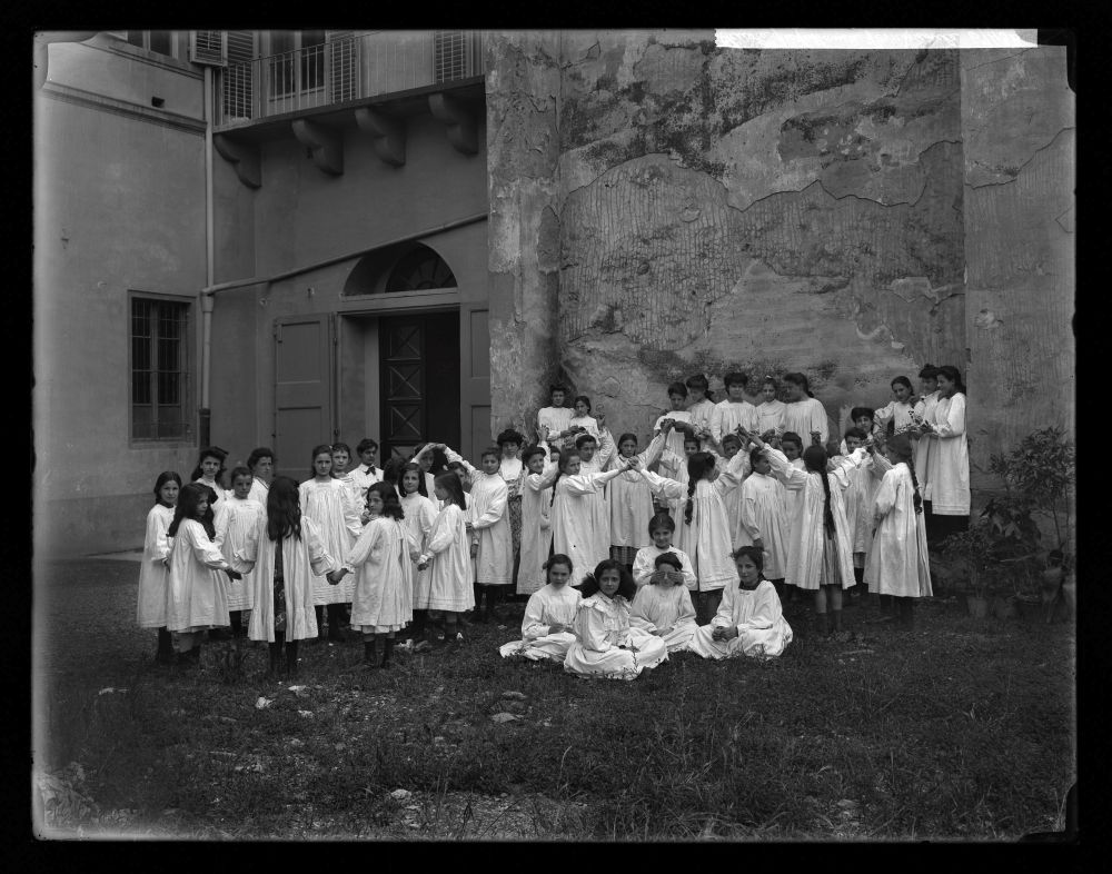 Scuola professionale femminile di Firenze: il momento della ricreazione, 1907